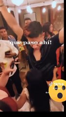 Un invitado besa al novio mientras la recién casada los intenta separar