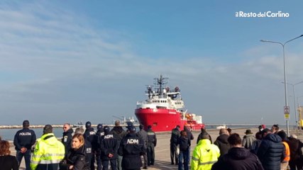 Ocean Viking, la nave è attraccata a Ravenna