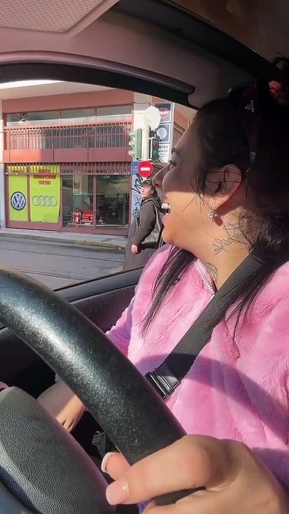 Super Κική: Ο επικός διάλογος με τους περαστικο...