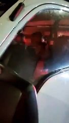 Motorista bêbado dorme dentro de carro, no meio da pista