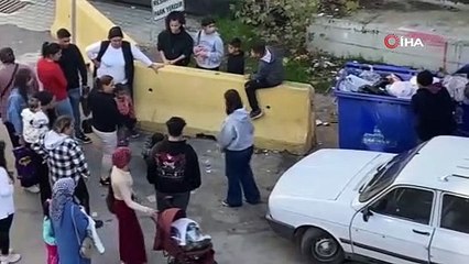 Arkadaşları tarafından darp edilen mendilci çocuğun yardımına vatandaşlar koştu