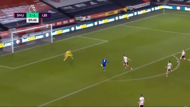 Ce joueur de foot célèbre son but en cassant un poteau de corner