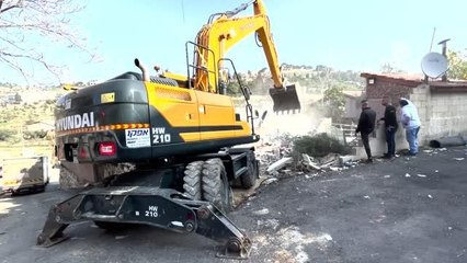 İsrail, Doğu Kudüs'te Filistinli bir aileye zorla kendi evini yıktırdı