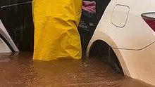 CBMGO resgata família de carro em rua alagada, em Águas Lindas