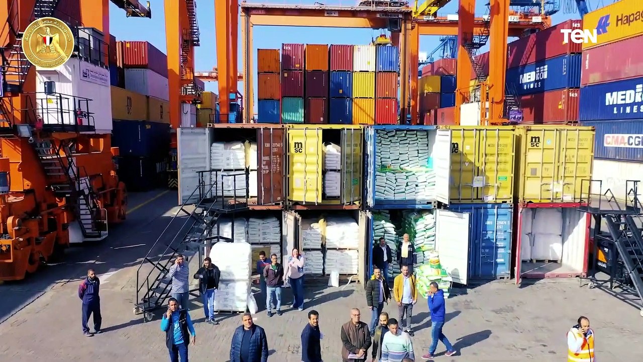 تصوير جوي لعمليات الإفراج الجمركي عن السلع والبضائع بميناء الإسكندرية ...