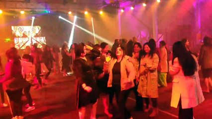 New Year Video:  2023 के स्वागत में डूबे लोग, घड़ी पर टिकी नजरें....