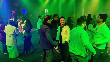 New Year Video:  2023 के स्वागत में डूबे लोग, घड़ी पर टिकी नजरें....