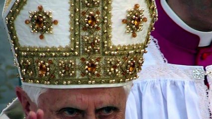 Benedetto XVI, il racconto del sarto dei papi: "Quando nel 2008 ci chiese di modificargli la mitra"