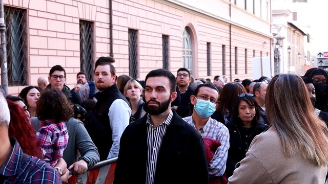 Benedetto XVI, il ricordo dei fedeli in piazza San Pietro: Ci ha insegnato a essere uniti