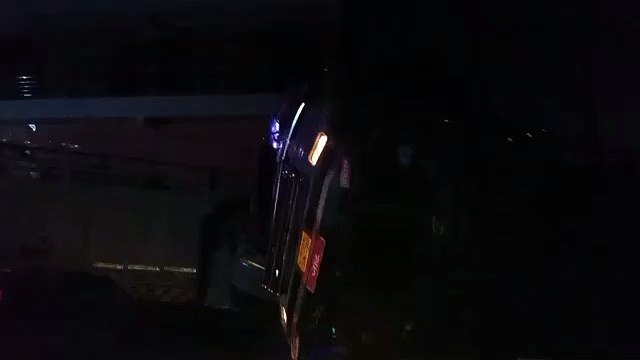 पेट्रोल से भरा टैंकर पलटा, रिसाव हुआ तो आग लगने की आशंका पर कई किलोमीटर का क्षेत्र सील किया: देखें वीडियो