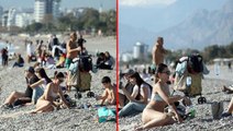 Görüntüler yazı aratmadı! Antalya'da yılın son günü deniz ve güneşin keyfini çıkardılar