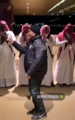 محمد عبده يرقص العرضة في السعودية