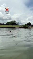 No Brasil para posse de Lula, presidente de Portugal nada no Lago Paranoá