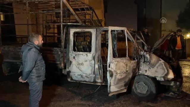 Seyir halinde yanan kamyonet kullanılamaz hale geldi
