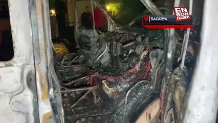 Sakarya’da doğalgaz malzemeleri taşıyan kamyonet küle döndü