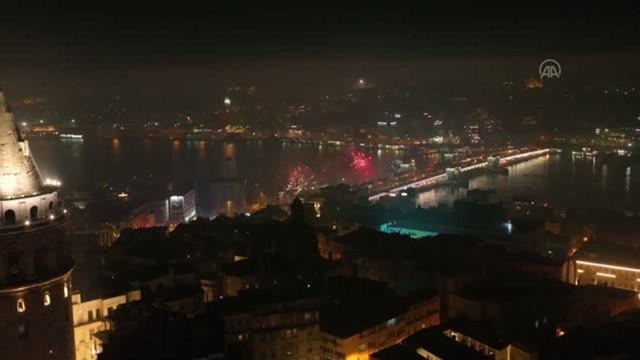 Haliç'te yılbaşı dolayısıyla havai fişek gösterisi yapıldı
