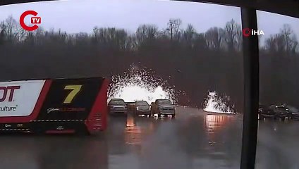 ABD’de aracın üzerine yıldırım düştü