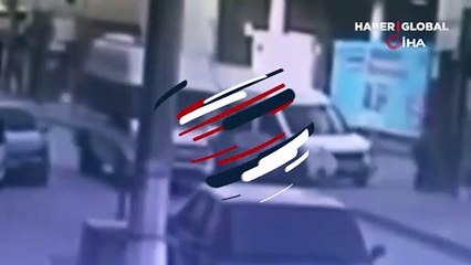 Yola atlayan küçük kıza minibüs çarptı! Korkunç an kamerada