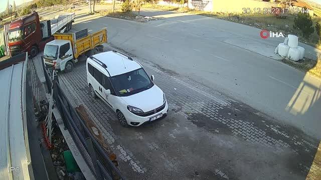 Feci kaza kamerada...Otomobilin çarptığı patpatın sürücüsü metrelerce öteye savruldu