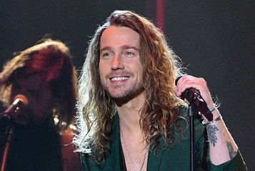 Julien Doré papa : son fils apparaît sur une photo jamais vue… Son mini-sosie a bien grandi