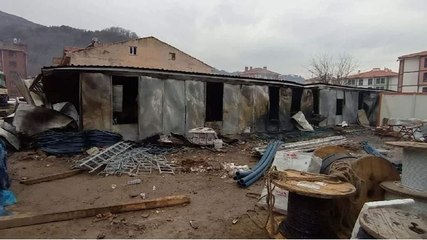 İnşaat işçilerinin kaldığı prefabrik evler yandı