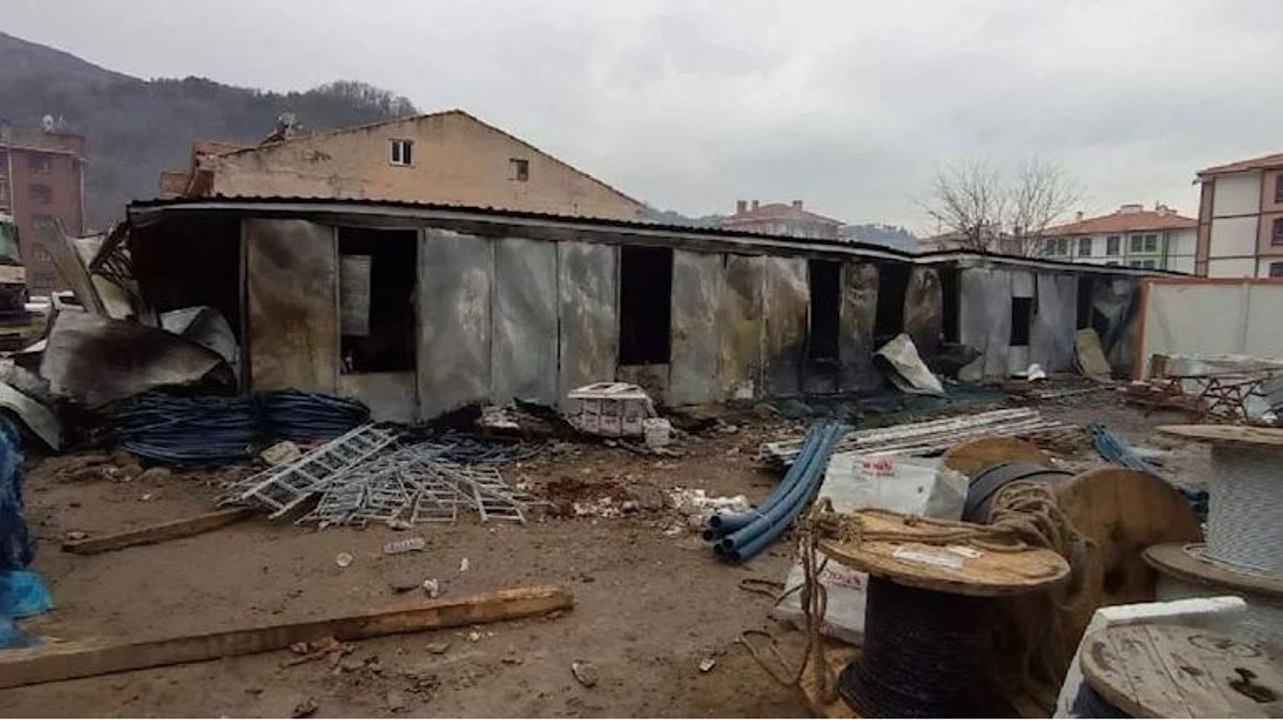 İnşaat işçilerinin kaldığı prefabrik evler yandı