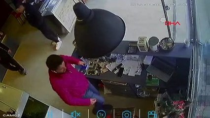 Atmaca avladığı kumru ile balıkçıya girdi ortalık birbirine girdi