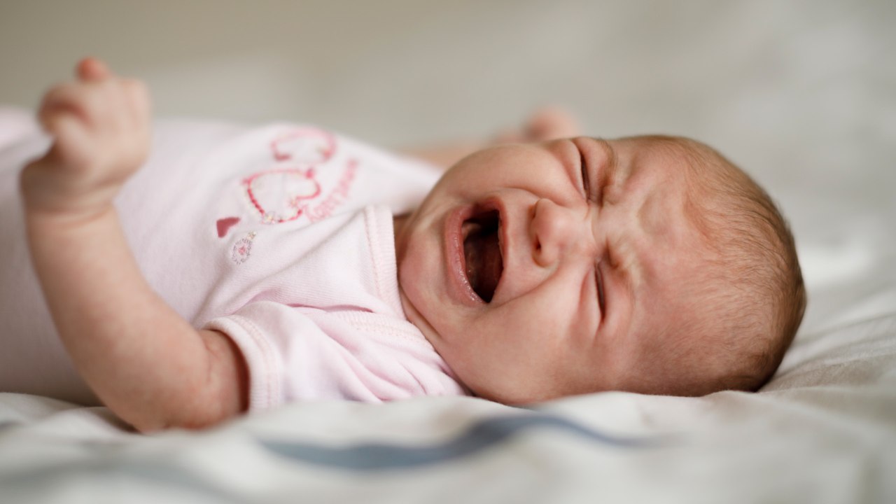 Warum weint mein Baby im Schlaf? Ursachen und hilfreiche Tipps