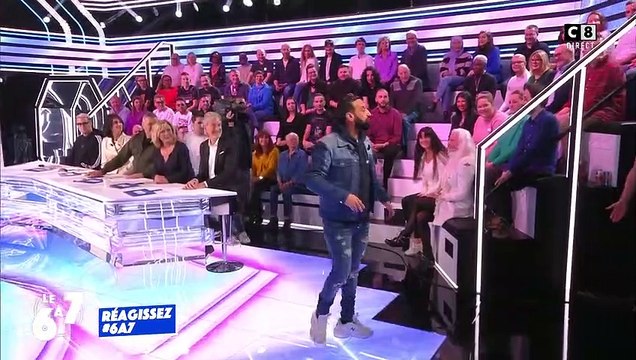 Cyril Hanouna tombe sous le charme d'une dame dans le public.
