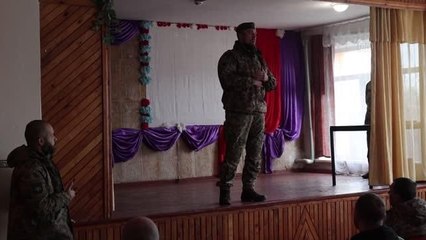 Cephe hattında askeri nişan seremonisi