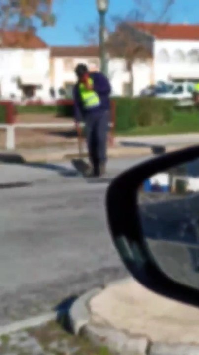 Pedreiro a trabalhar lentamente enquanto fala ao telemóvel causa revolta na internet