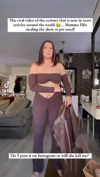 Sosyal medya fenomeni poz verirken annesi iç çamaşırlı kadraja girdi! Herkes anneye övgü yağdırdı