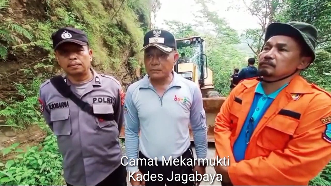 Forkopimcam Mekarmukti Monitoring Evakuasi Longsor Menggunakan Alat Berat Di Kp. Cadas Beureum Jagabaya Mekarmukti Garut