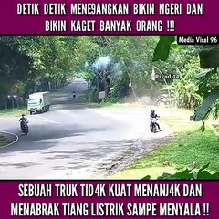 Detik Detik Mene9angkan, Truk Tid4k Kuat Menanj4k dan Menabr4k Tiang Listrik Sampe Nyala Begini !!