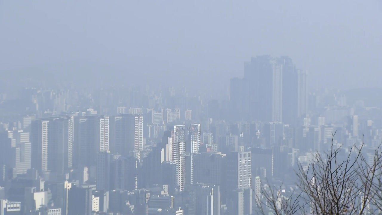 [날씨] 새해 첫날 뿌연 미세먼지...내일 다시 한파 / YTN