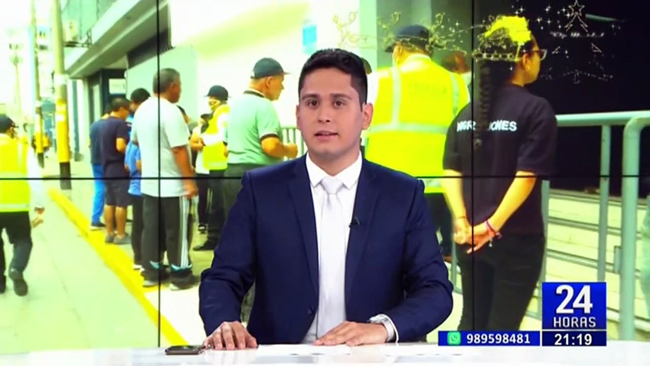 A pocas horas del 2023 decenas de personas recogen sus pasaportes en Migraciones