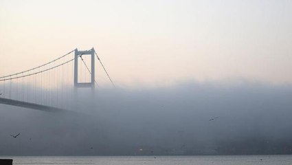 İstanbul yeni yıla yoğun sisle uyandı! Boğaz'da trafik çift yönlü olarak kapatıldı