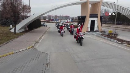 Yılın son gününü tedavi gören çocuklarla geçirdiler