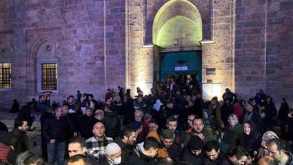 Yeni yılın ilk sabah namazında on binlerce kişi Ulu Cami'ye akın etti