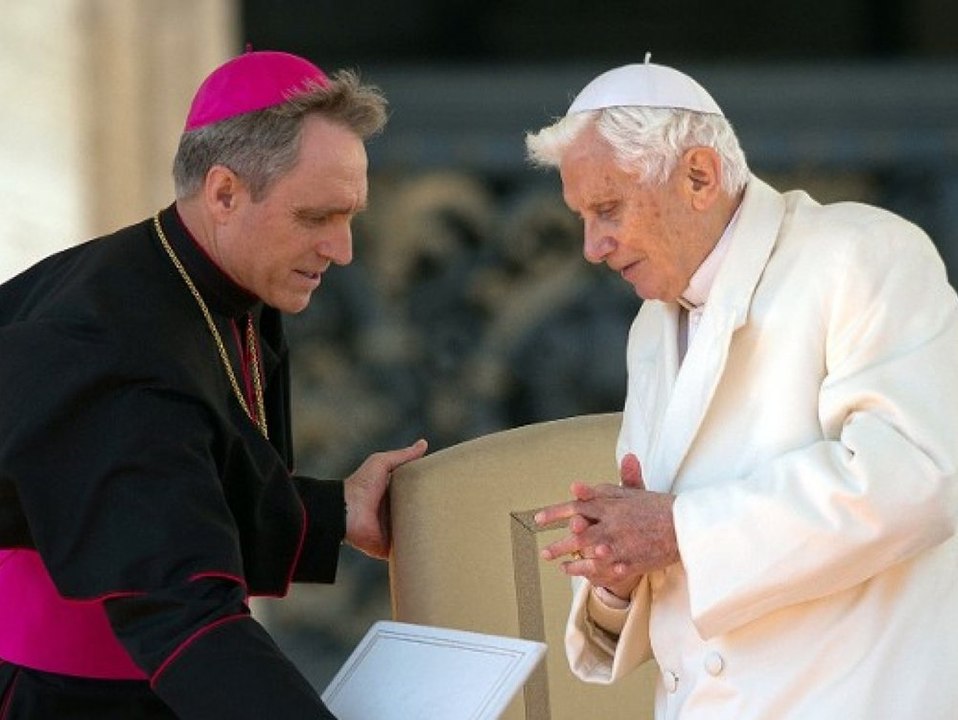 Gänswein verteidigt Ex-Papst: Benedikt XVI. war kein 'Papstautomat'