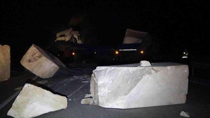 Domates yüklü tır, mermer yüklü tırla çarpıştı: 4 yaralı