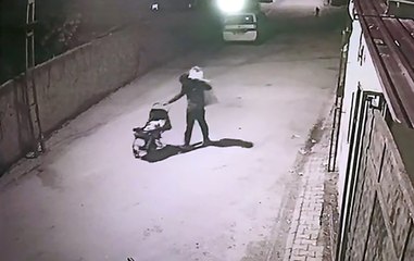 Önce ayakkabıları ardından bebek arabasını çaldı