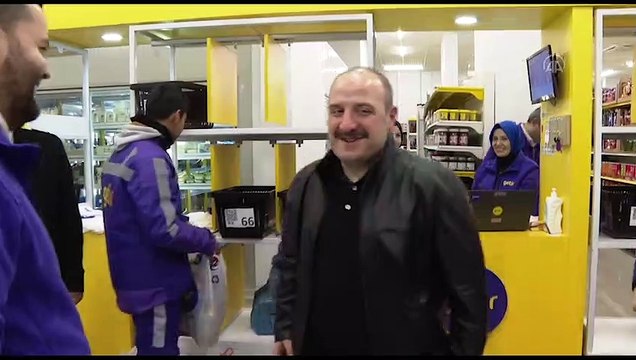 Bakan Varank, yeni yıla 'motokurye' olarak girdi; sipariş götürdü: İnşallah iyi yıldız verirler, para da almadık