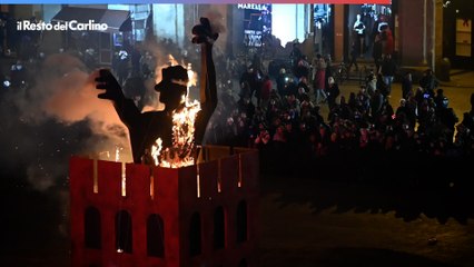 Capodanno a Bologna, il rogo del Vecchione in piazza