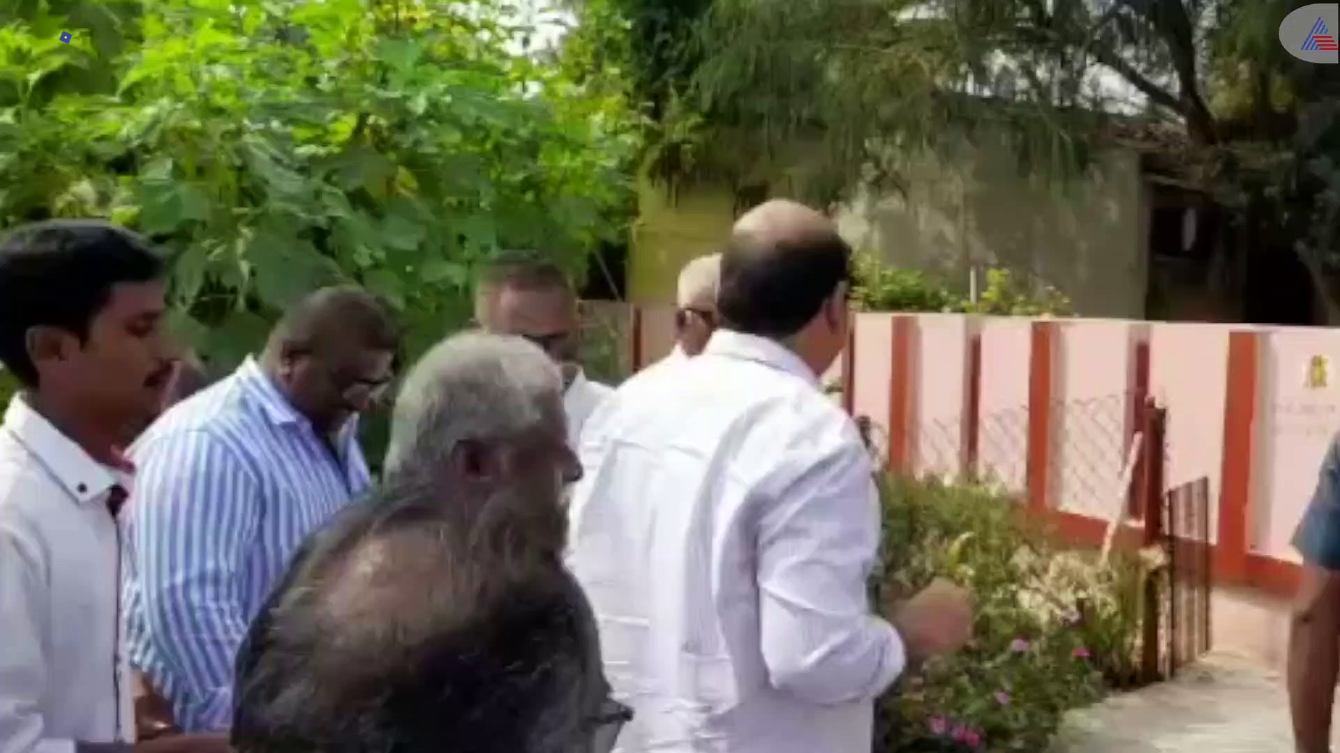 శాలువాతో సత్కరించి మరీ... పెరిగిన పెన్షన్ డబ్బులు చేతిలో పెట్టిన ఎమ్మెల్యే అనిల్