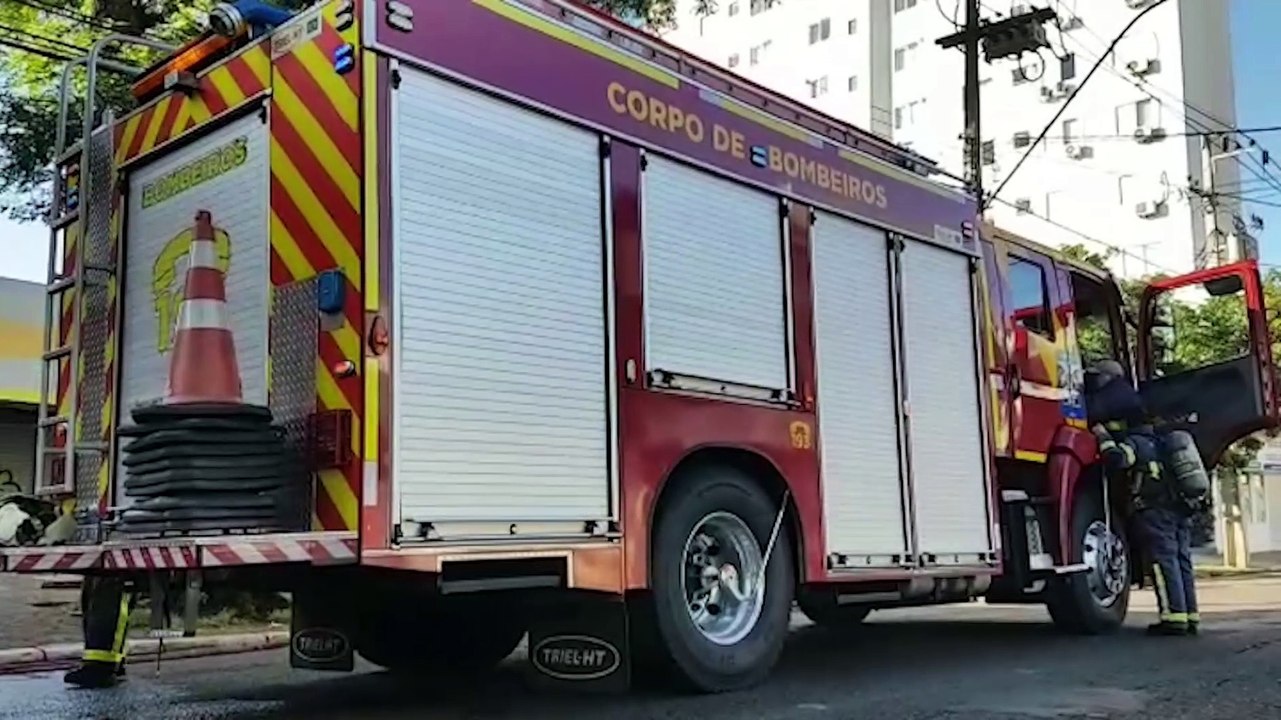 Corpo de Bombeiros é acionado para combater incêndio em entulho no Centro