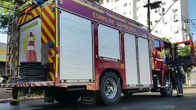 Corpo de Bombeiros é acionado para combater incêndio em entulho no Centro