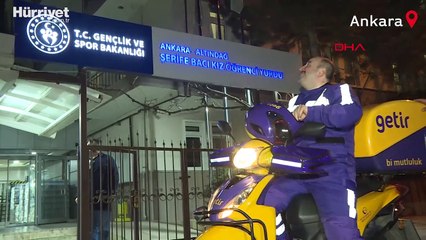 Bakan Varank, yeni yıla 'motokurye' olarak girdi; sipariş götürdü