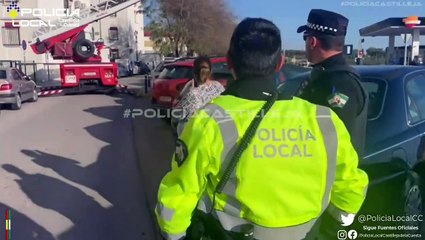 Rescate de dos perritos en Castilleja de la Cuesta.
