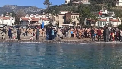 Doğaseverler 2023'ü denize girerek karşıladı